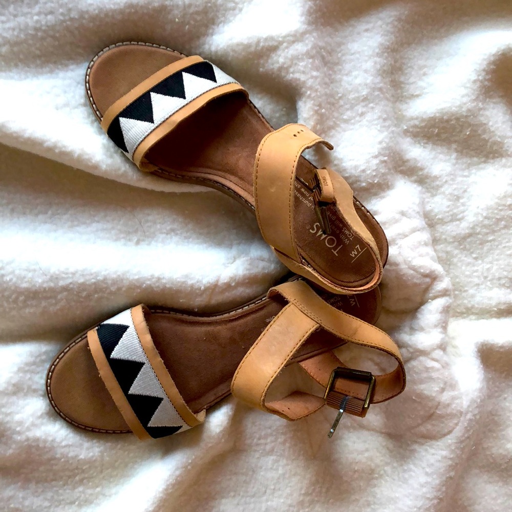 Open the toes shoes Toms.